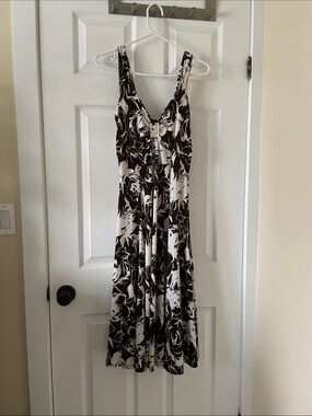 1990s style brown and white travel friendly resort beach dress